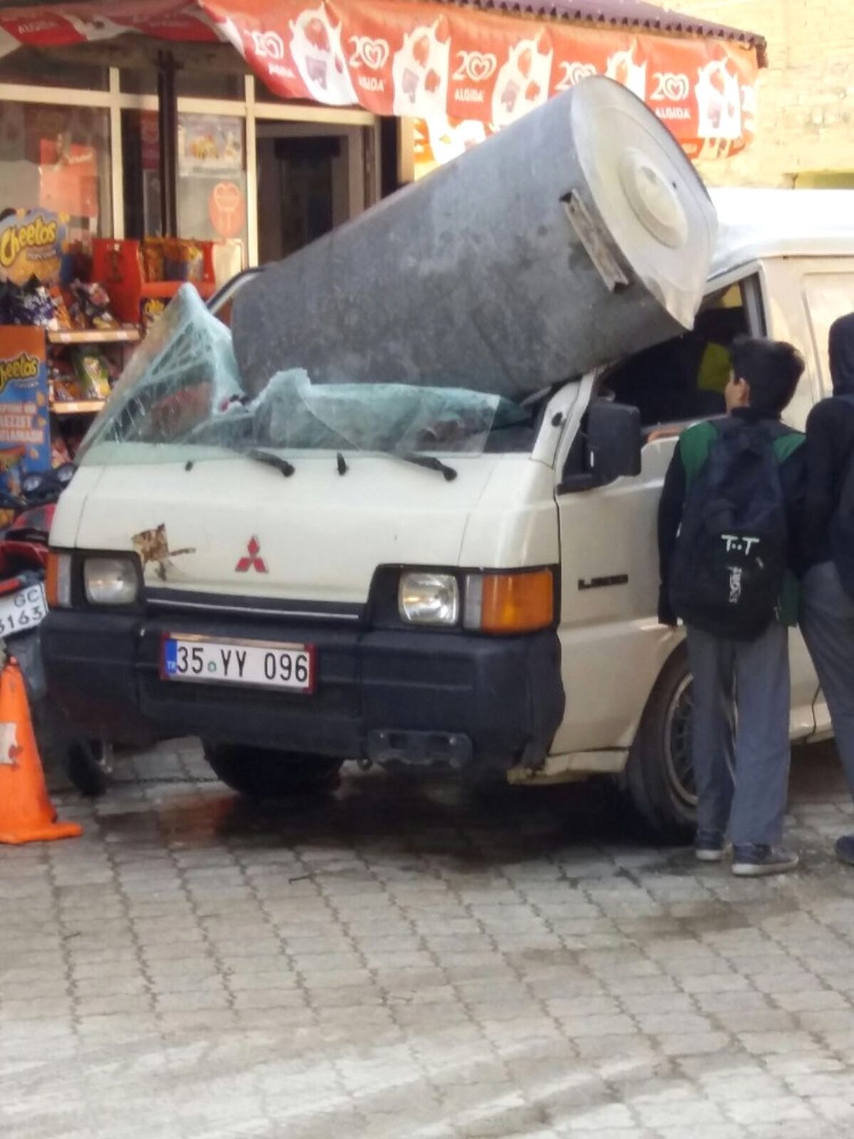 Park Halindeki Minibüsün Üzerine Su Deposu Düştü