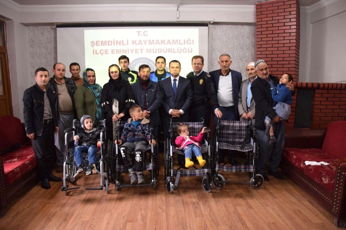 Polisten 5 Engelliye Tekerlekli Sandalye