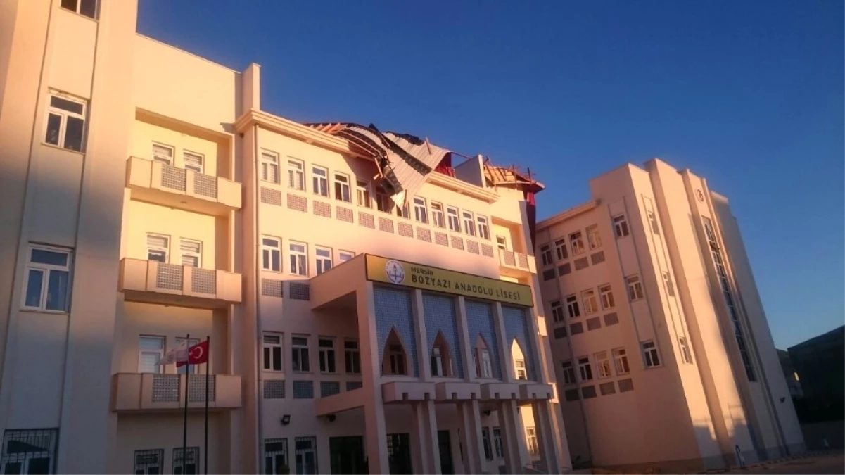 Poyraz, Bozyazı\'da Okulun Çatısını Uçurdu