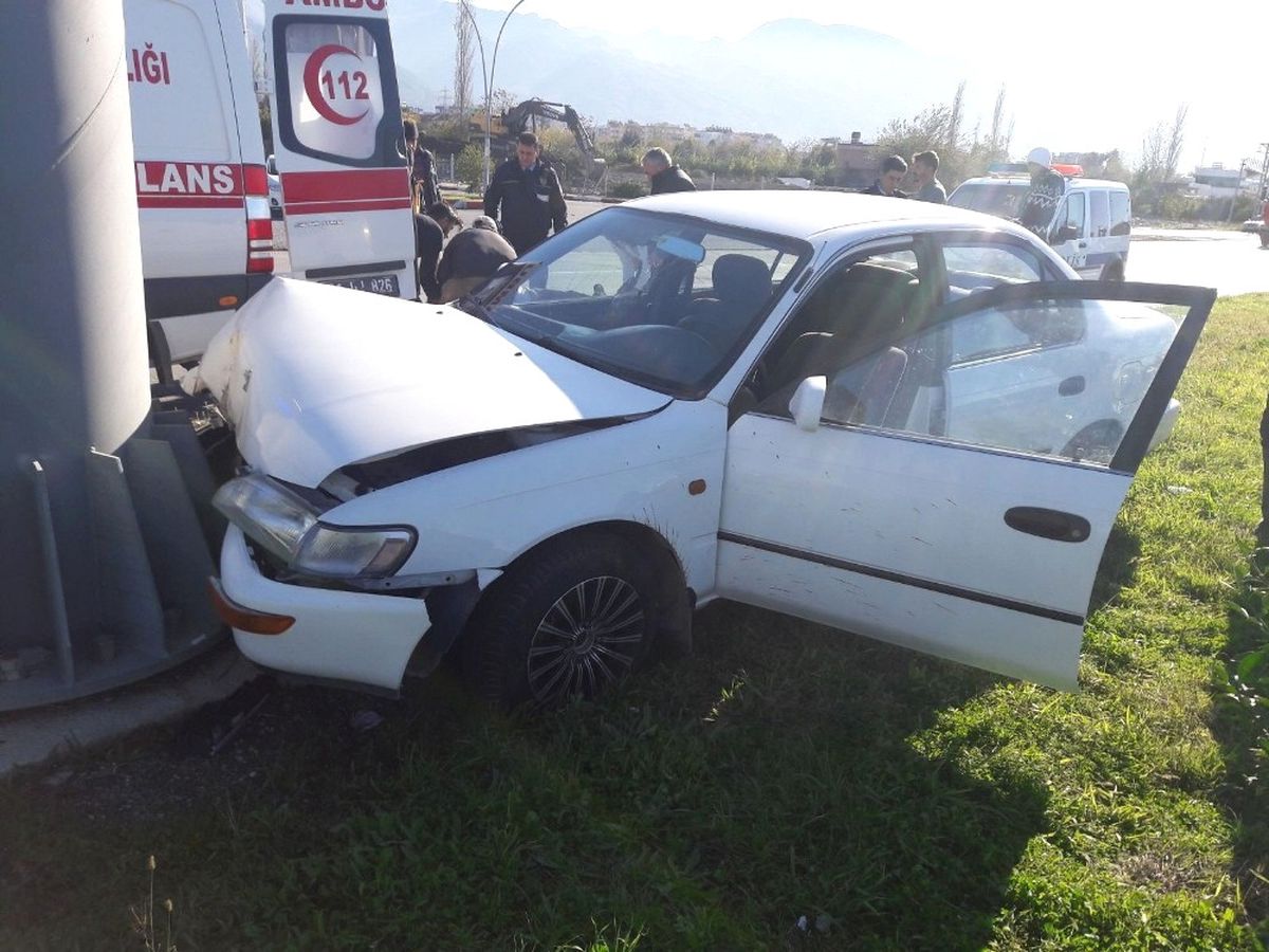 Refüjdeki Direğe Çarpan Otomobilin Sürücüsü Yaralandı