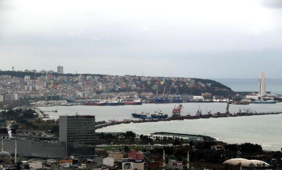 Samsun\'da Kuvvetli Rüzgar Nedeniyle Gemiler Limana Demirledi
