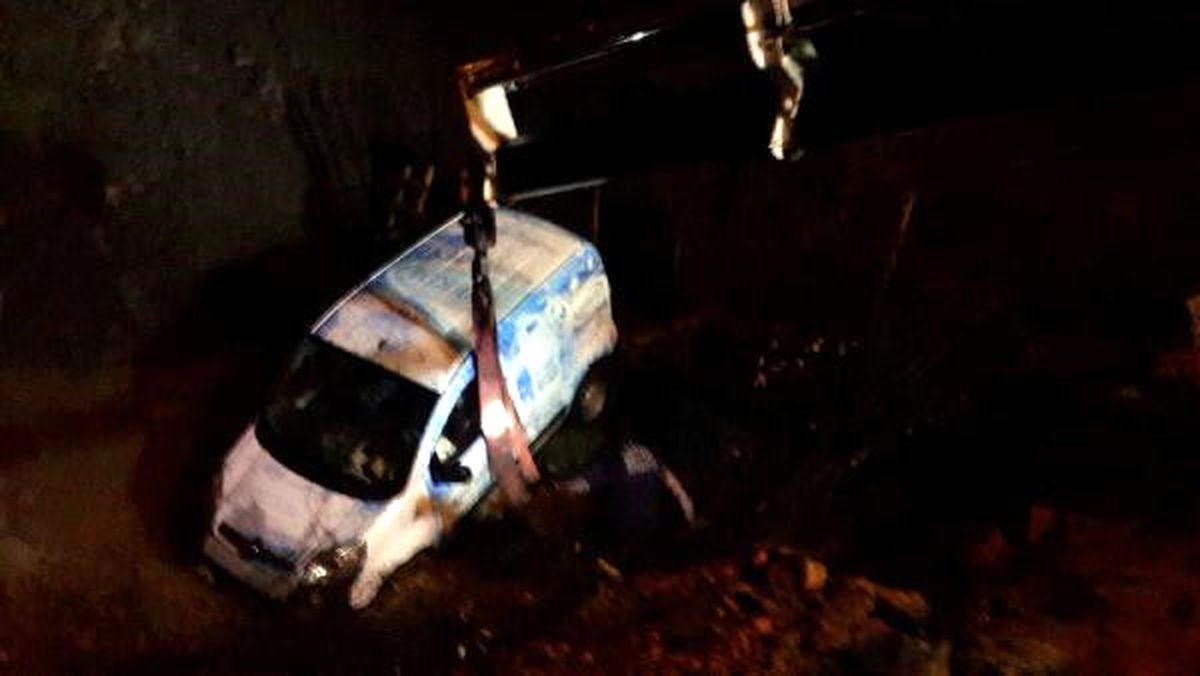 Siirt\'te Çöken Duvar 2 Araca Hasar Verdi