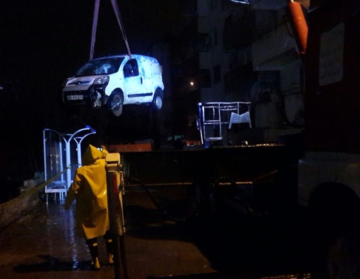 Siirt\'te İstinat Duvarı Çöktü, 2 Araç Kullanılamaz Hale Geldi