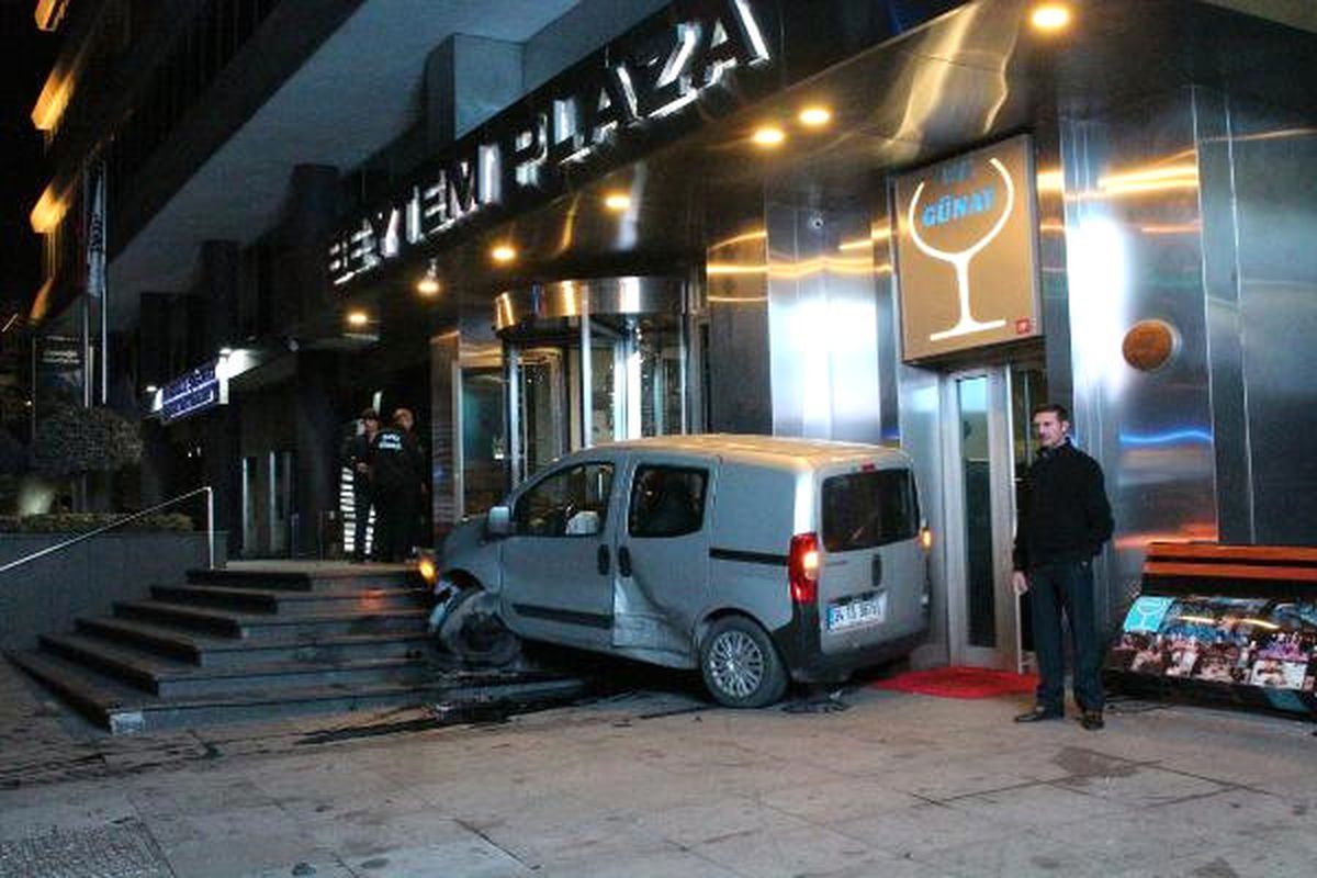 Şişli\'de Trafik Kazası: 1\'i Ağır, 2 Yaralı