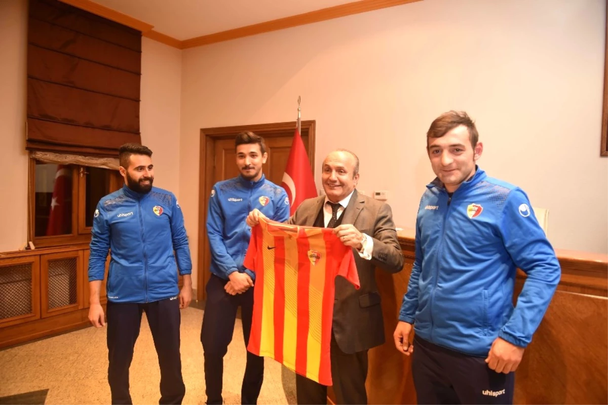 Taşköprüspor Yönetimi ve Sporcuları, Başkan Arslan\'ı Ziyaret Etti