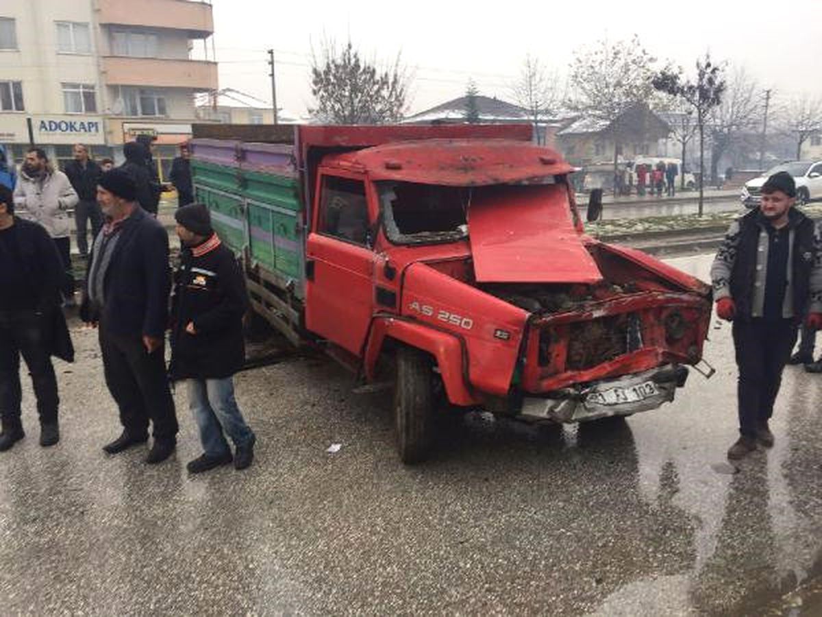 Tır ile Çarpışan Kamyonetin Sürücü Yaralandı