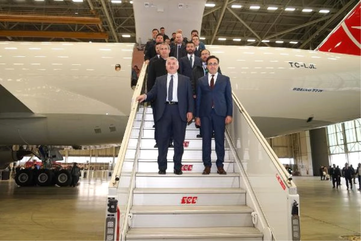 Turkish Cargo\'nun 777f Tipi İlk Kargo Uçağının Teslimi Kutlandı