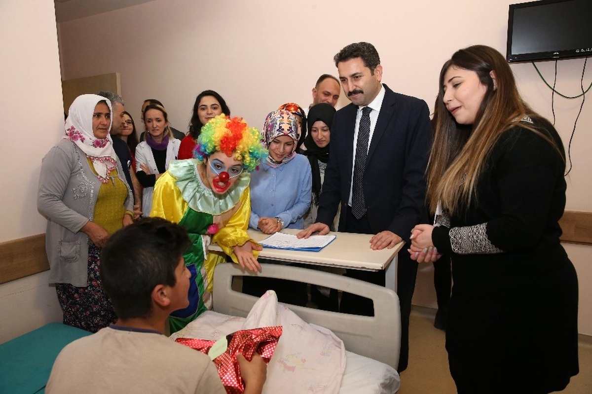 Üniversite Öğrencilerinden Hasta Çocuklara Anlamlı Ziyaret