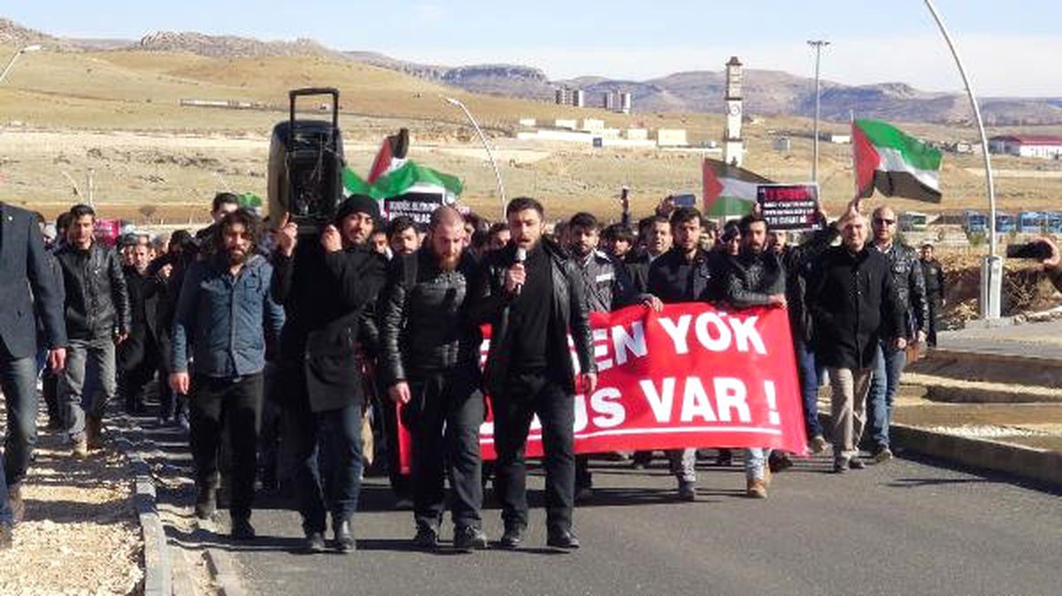 Üniversiteli Gençlerden ABD\'ye 4 Dilde Kudüs Tepkisi