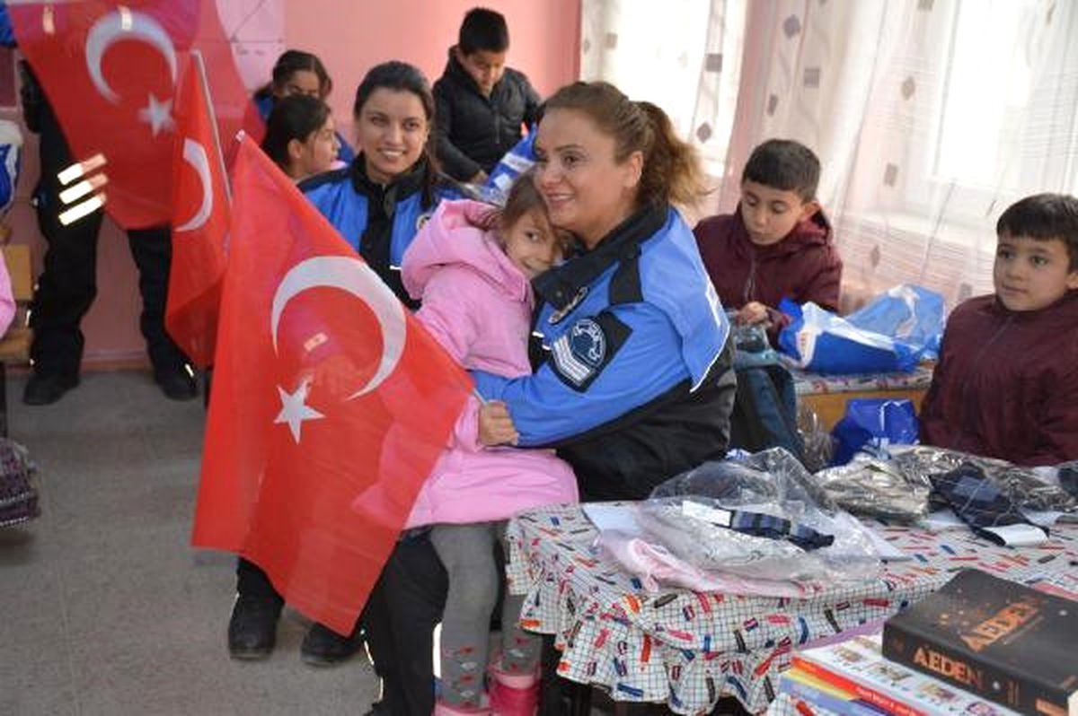 Van\'da Polisten 2 Bin 312 Öğrenciye Kışlık Giysi ve Bot