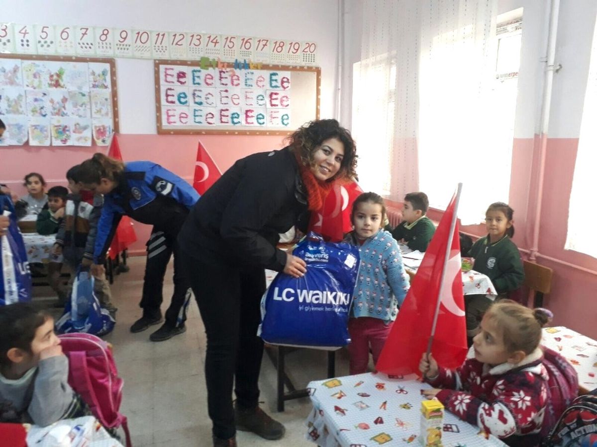 Van Polisinden 2 Bin 312 Öğrenciye Ayakkabı ve Giyim Desteği