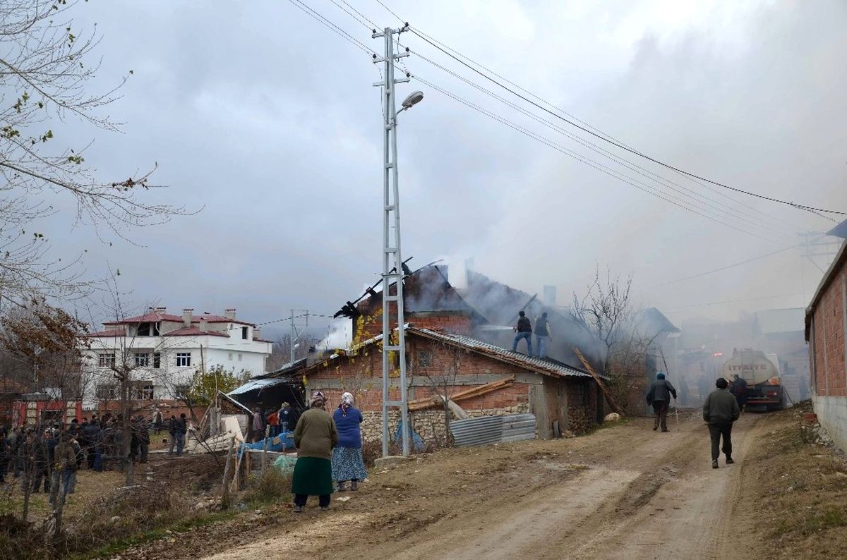 Yangında Ev ve Samanlık Küle Döndü