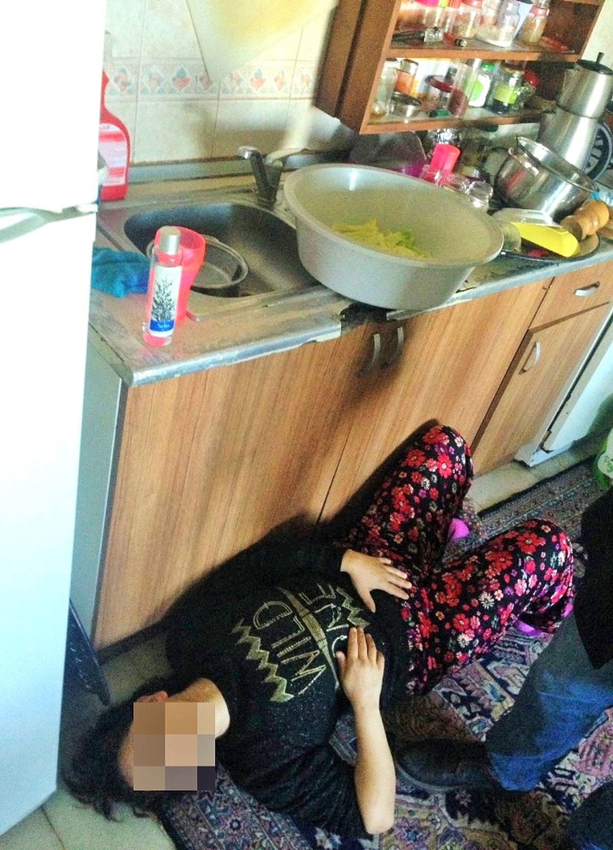 Yemek Yapan Eşini Mutfakta Bıçaklayıp Kendini İhbar Etti