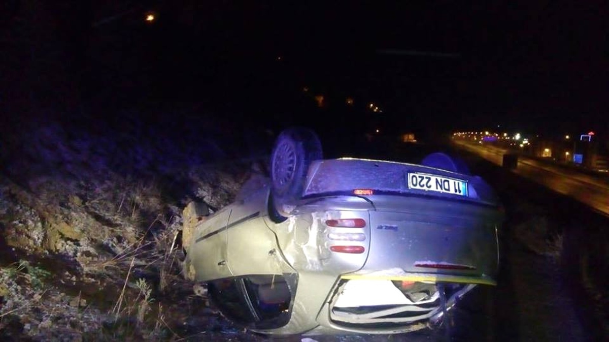 Yoldan Çıkan Otomobil Takla Attı