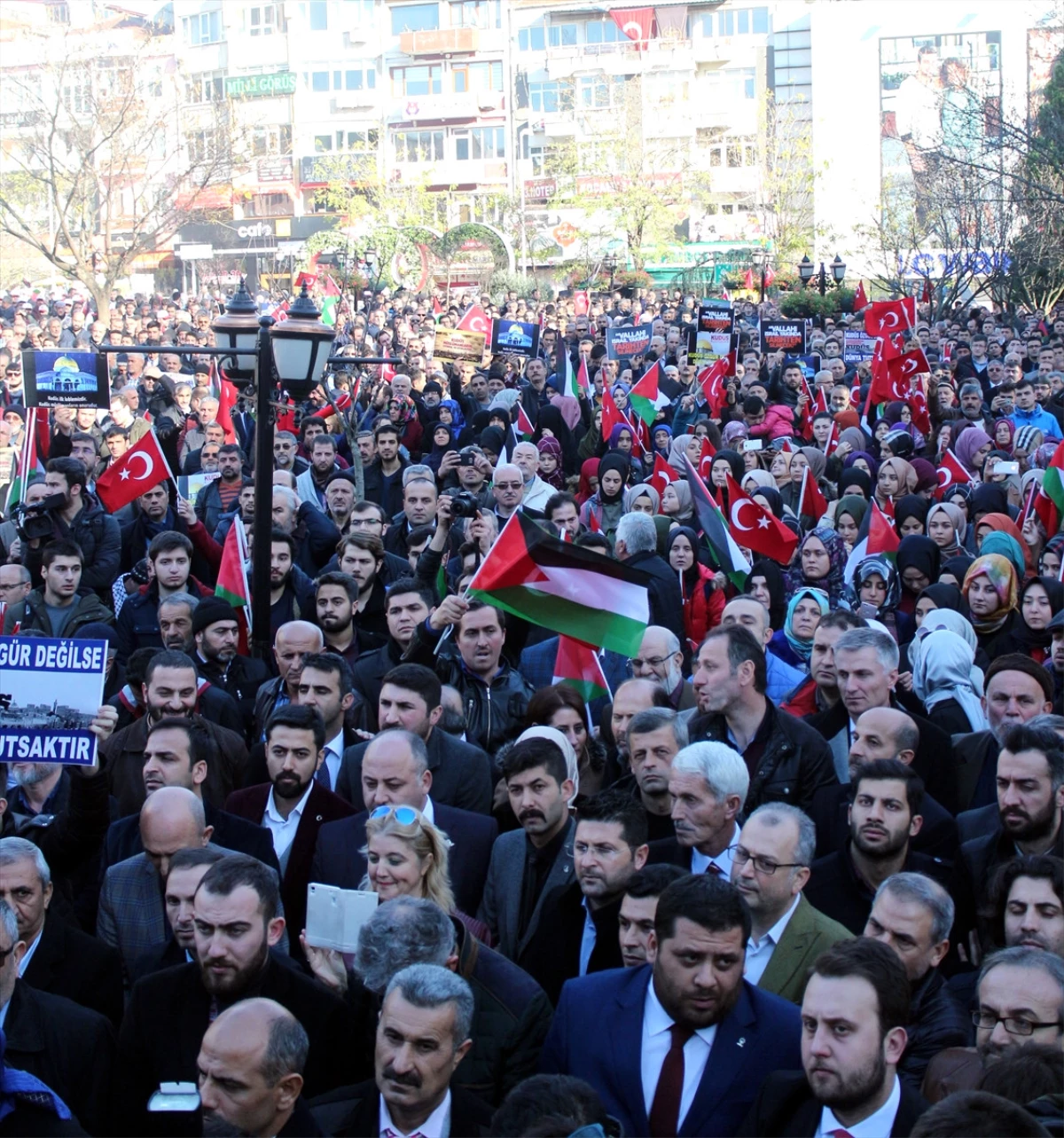 ABD\'nin Kudüs\'ü İsrail\'in Başkenti Olarak Tanımasına Tepkiler