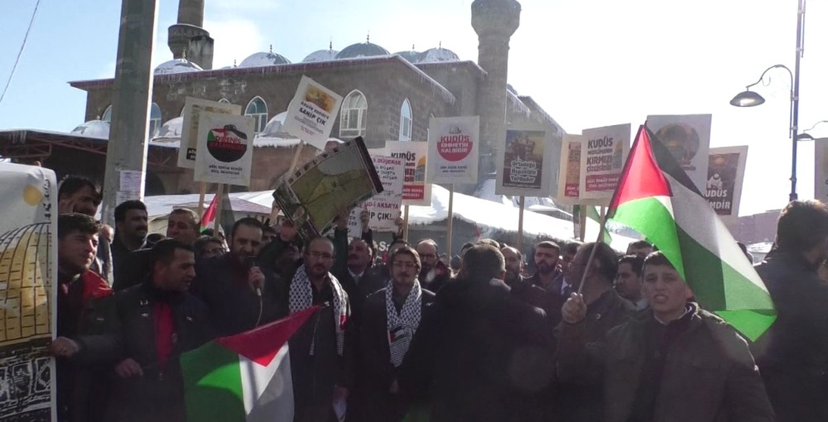 Ağrı\'da Cuma Namazı Çıkışı Kudüs Protestosu