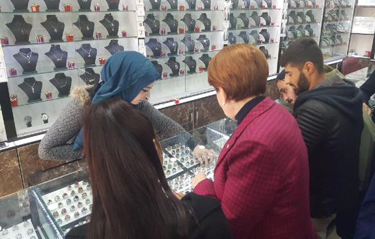 Akşener, Diyarbakır\'da 3 Dilli Pankartlar ile Karşılandı (2)