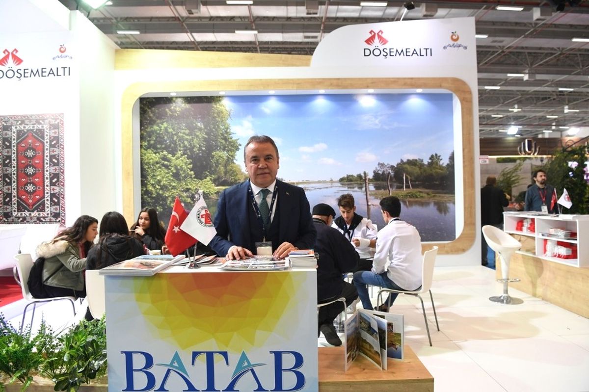 Başkan Böcek, Travel Turkey İzmir Fuarı\'nda
