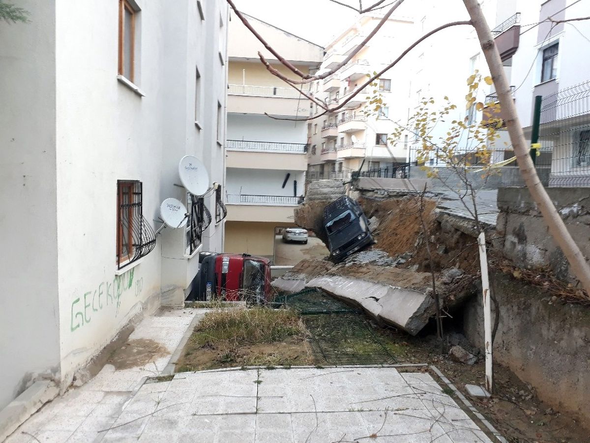 Başkent\'te Toprak Kayması: 2 Araç Göçük Altında Kaldı