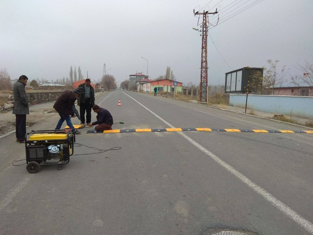 Belediye Yollara Hız Kesici Yerleştirdi