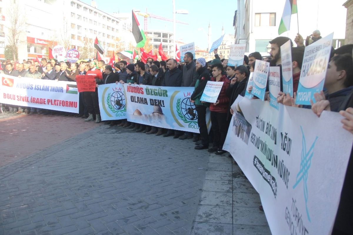 Bolu\'da Yüzlerce Kişi İsrail ve ABD\'yi Protesto Etti