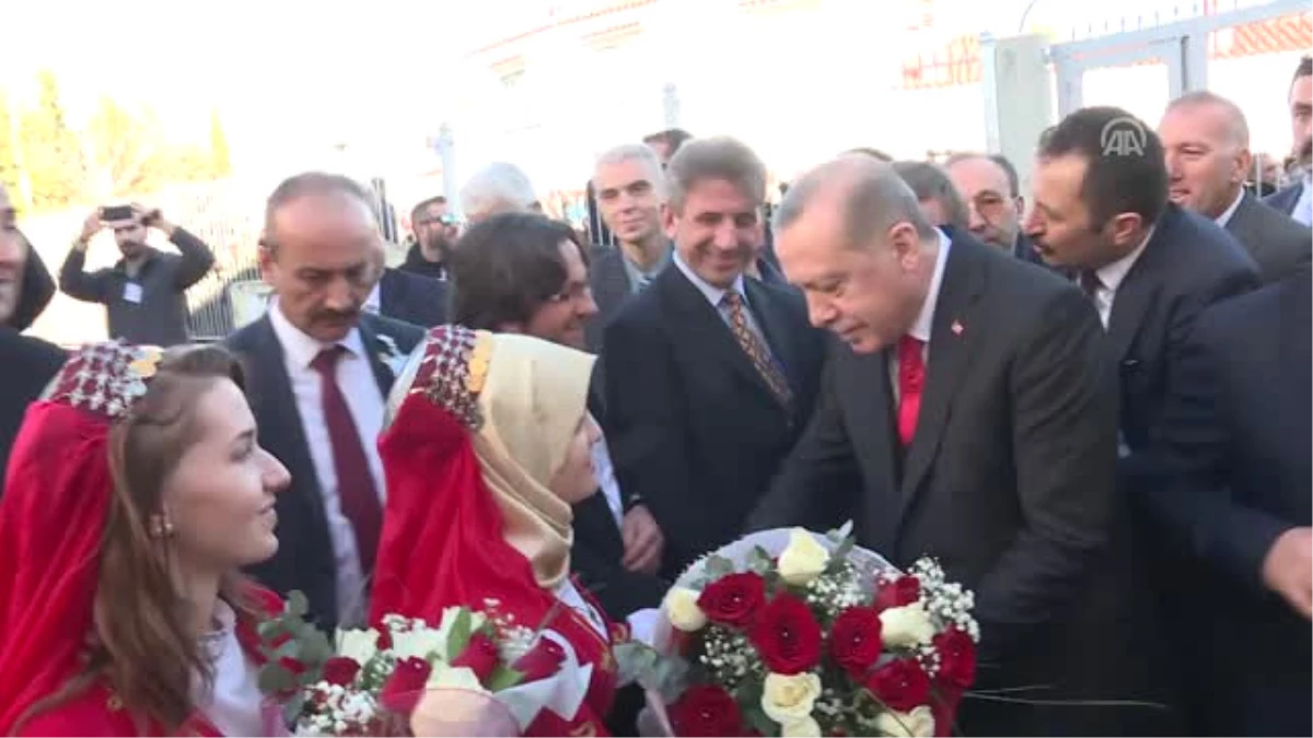 Cumhurbaşkanı Erdoğan, Celal Bayar Azınlık Ortaokul ve Lisesi\'nde Soydaşlara Seslendi (1)