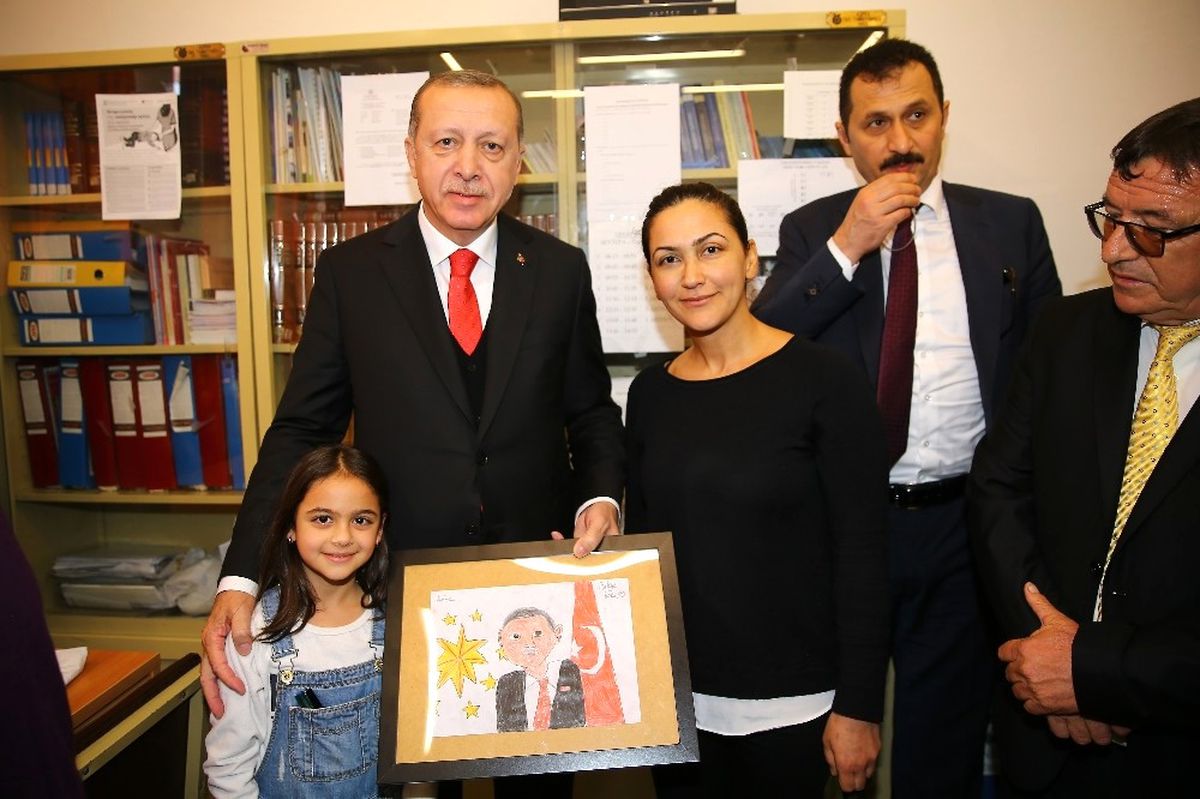 Cumhurbaşkanı Erdoğan, Celal Bayar Lisesi\'ni Ziyaret Etti