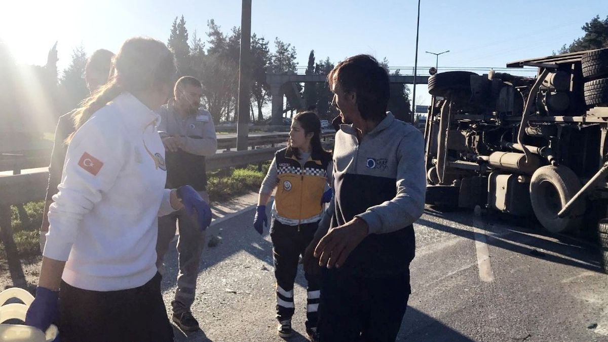 D-100 Karayolunda Kamyon Devrildi: 1 Yaralı