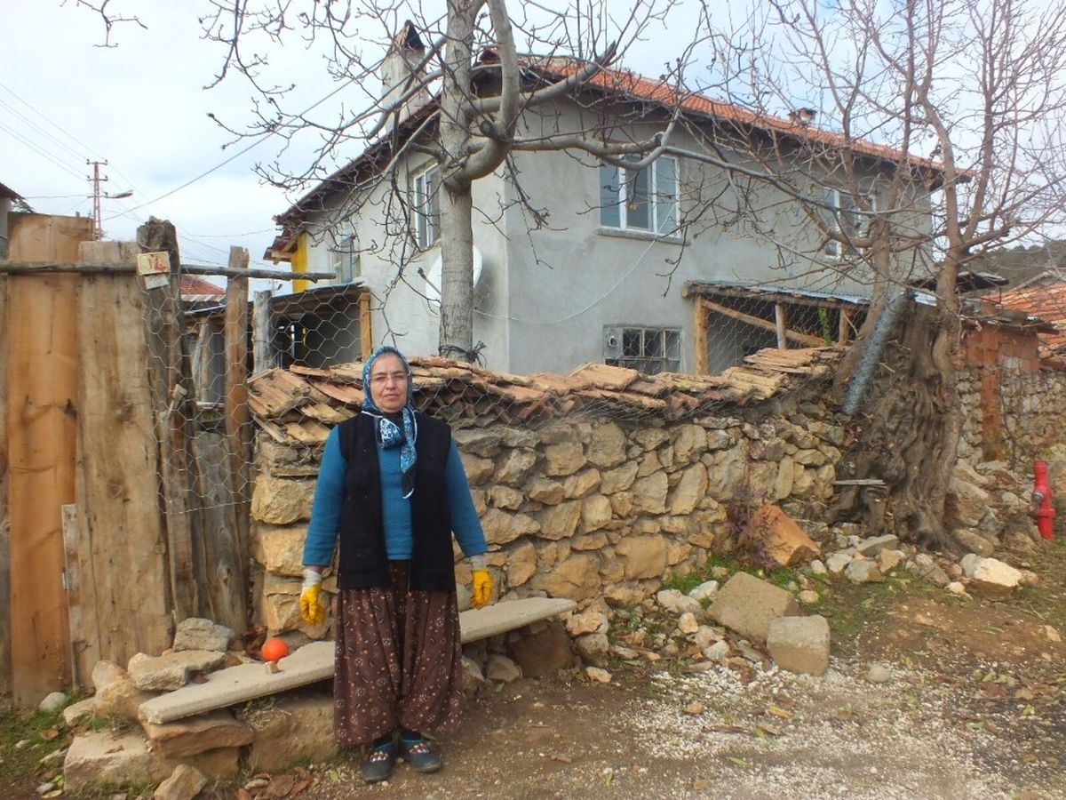 Dolandırıcılardan Şüphelenen Kadın Telefona Sarılınca Darp Edildi