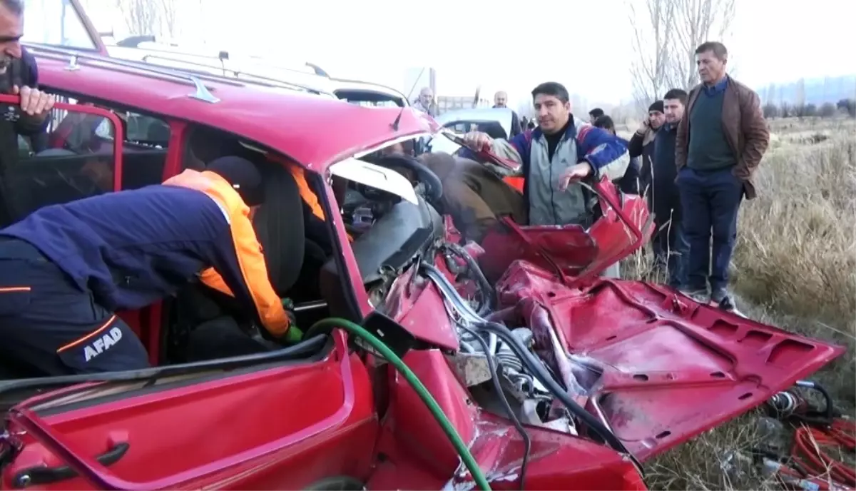 Erzincan\'da Trafik Kazası: 2 Ölü, 4 Yaralı