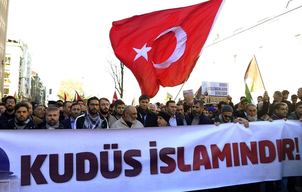 Fatih Camii\'nde Cuma Namazı Çıkışı "Kudüs" Protestosu