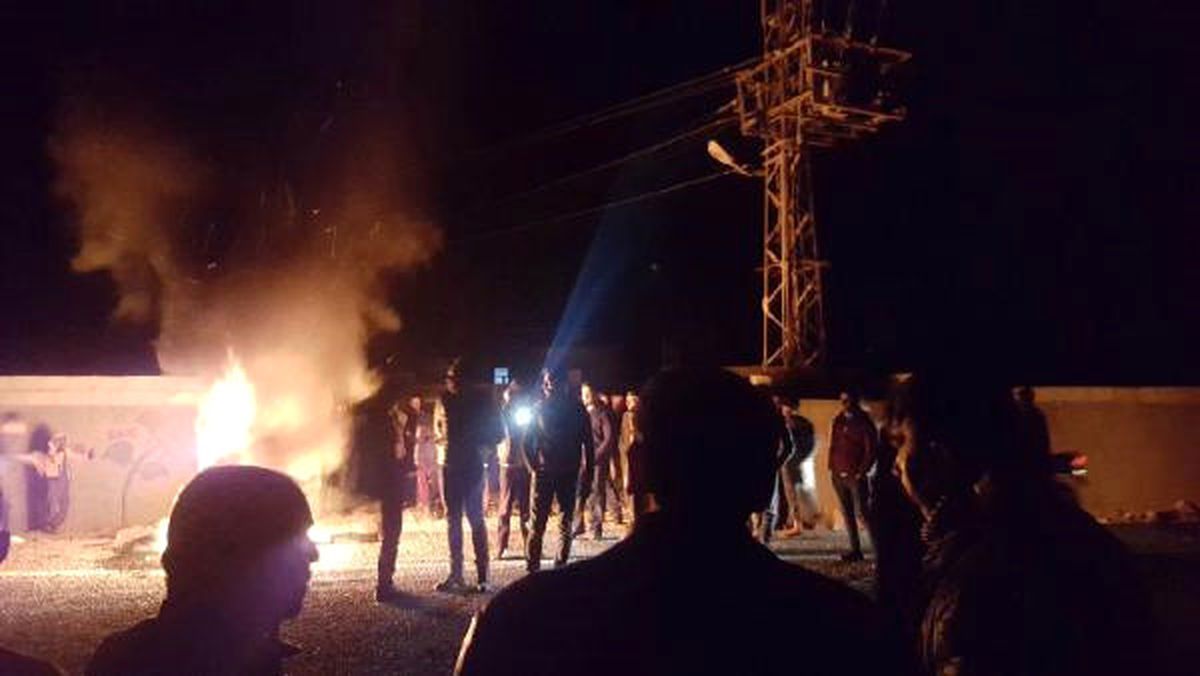 Kaçak Elektrik Gerginliği! Mahallenin Elektriği Kesildi, Vatandaşlar Lastik Yakıp Yol Kapattı