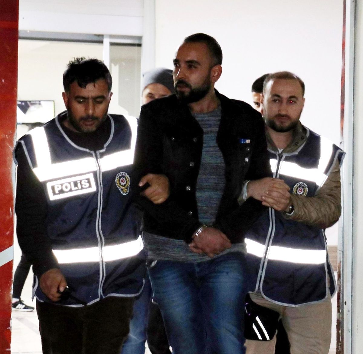 Girdiği Evde Bir Kişiyi Silahla Yaralayan Hırsız Yakalandı
