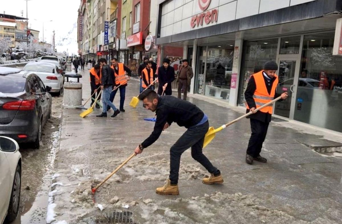 Hakkari\'deki Kaldırımlar Kardan Temizlendi