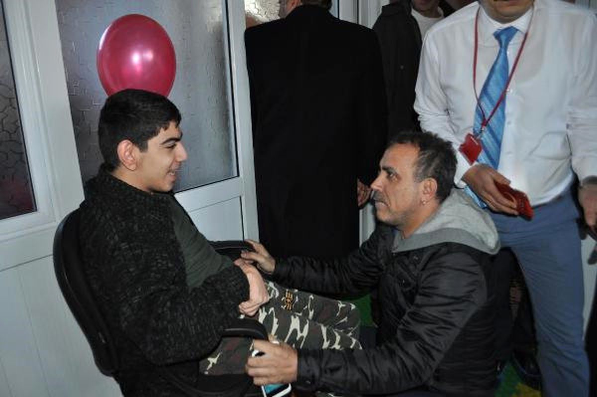 Haluk Levent, Diyarbakır\'da Engelli Çocuklarla Şarkı Söyledi