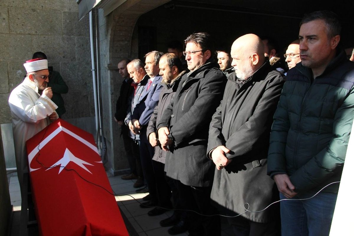 İstanbul\'da Beyin Kanamasından Ölen Polis Samsun\'da Toprağa Verildi