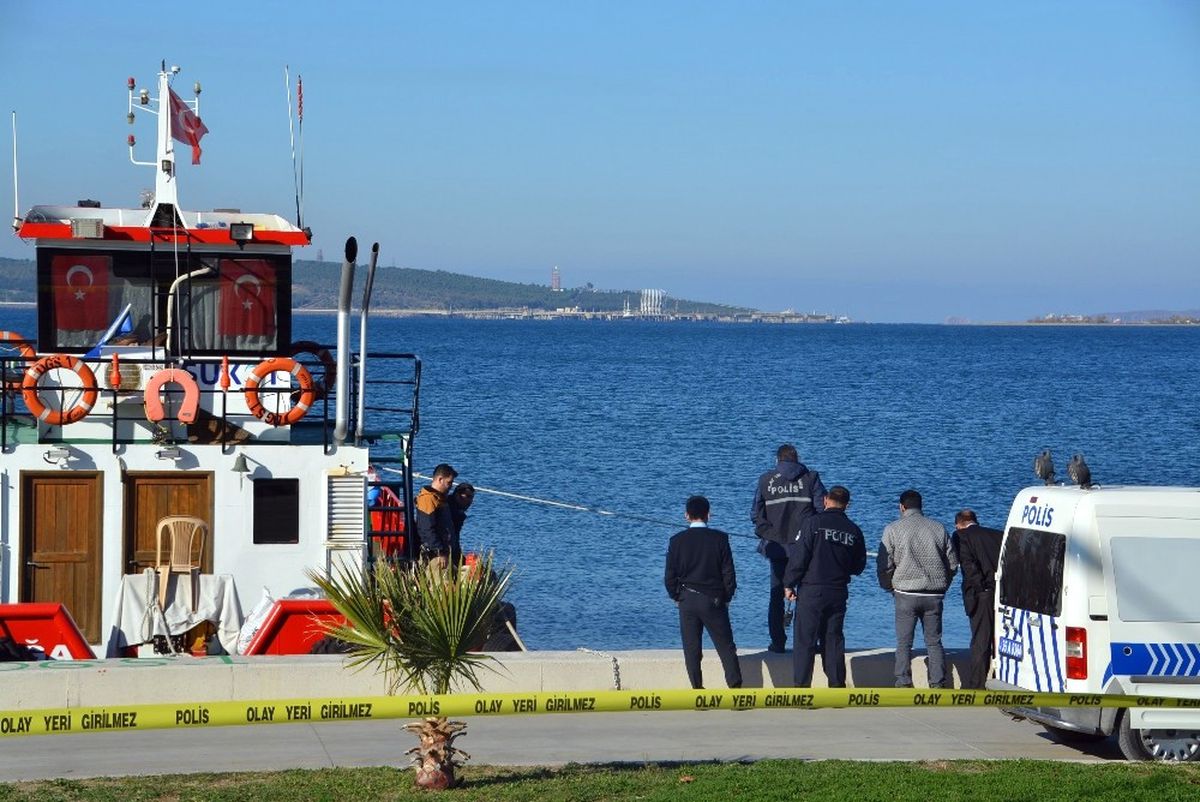 İzmir\'de Denizde Erkek Cesedi Bulundu