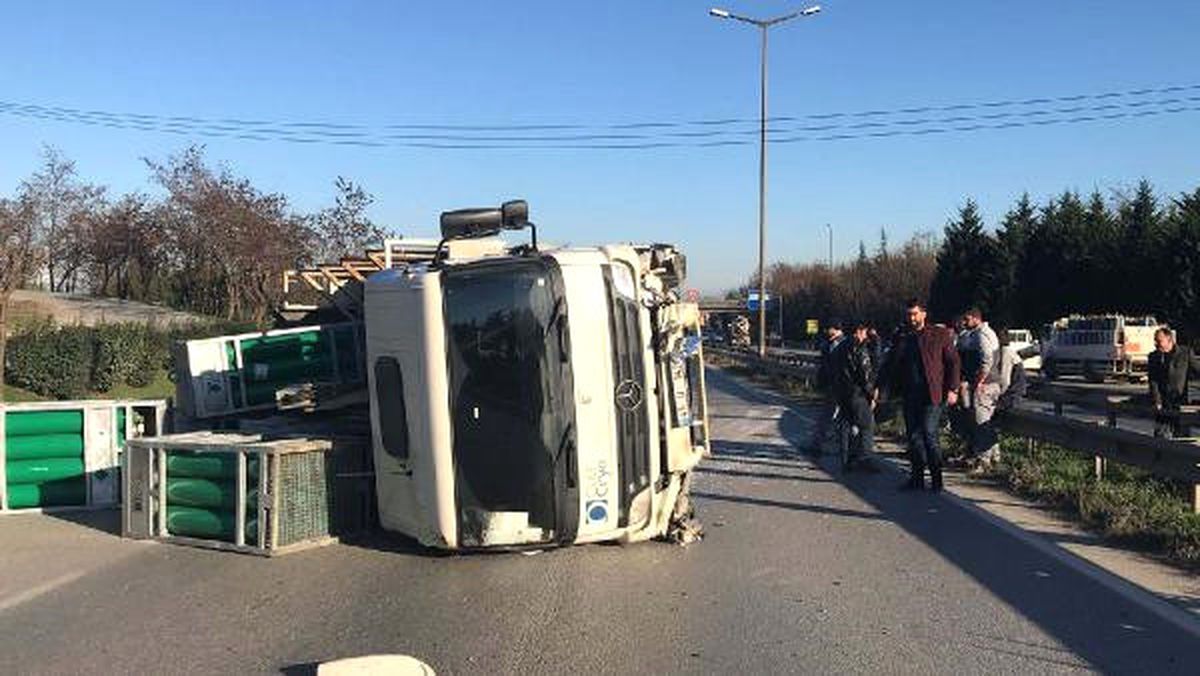 Kamyon Devrildi, Trafik Durdu