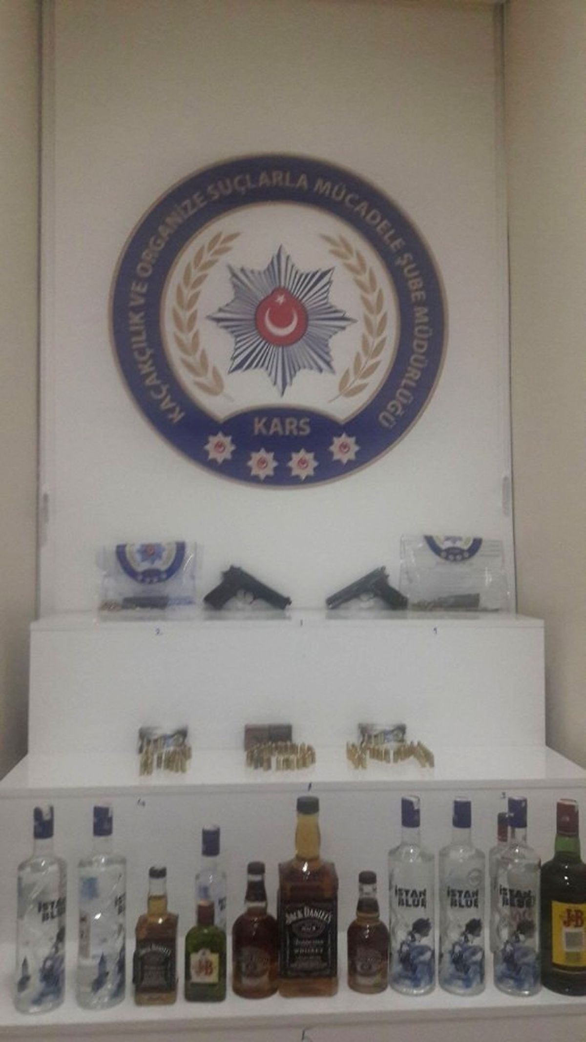 Kars\'ta Kaçak İçki ve Silah Ele Geçirildi