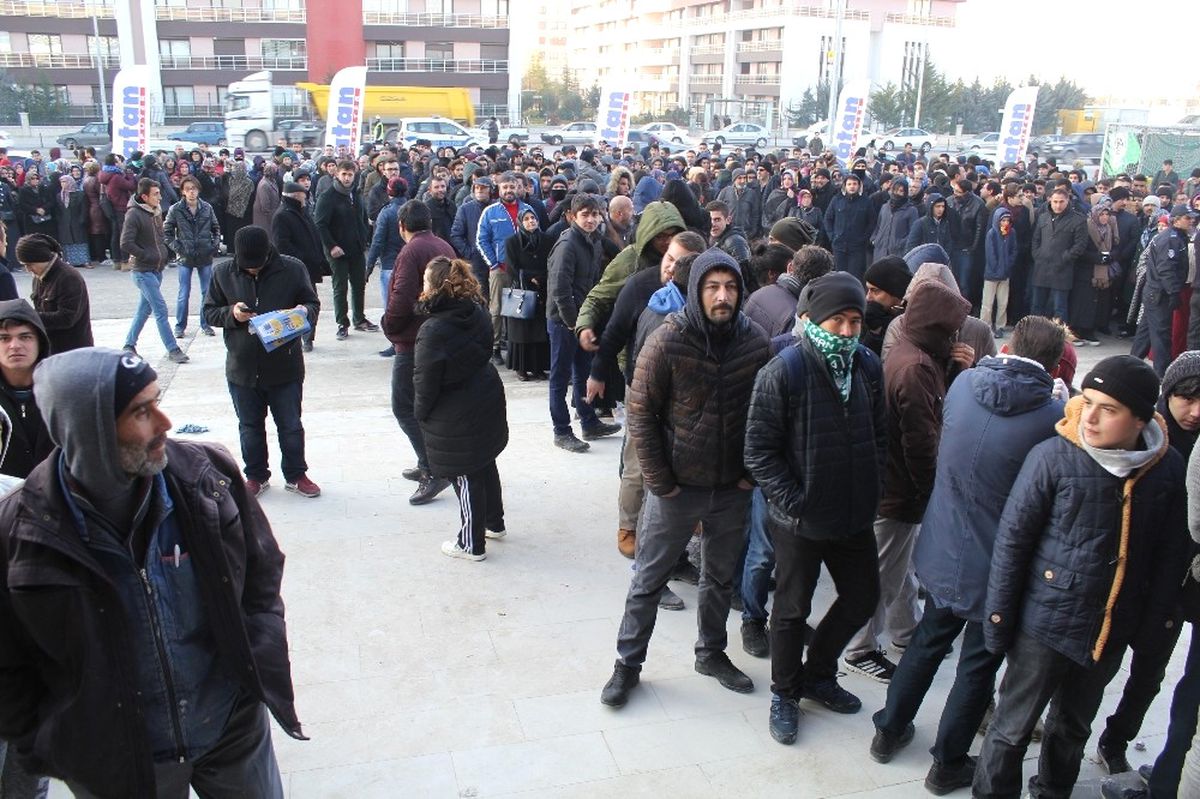 Konya\'da Teknomarket Açılışında İzdiham