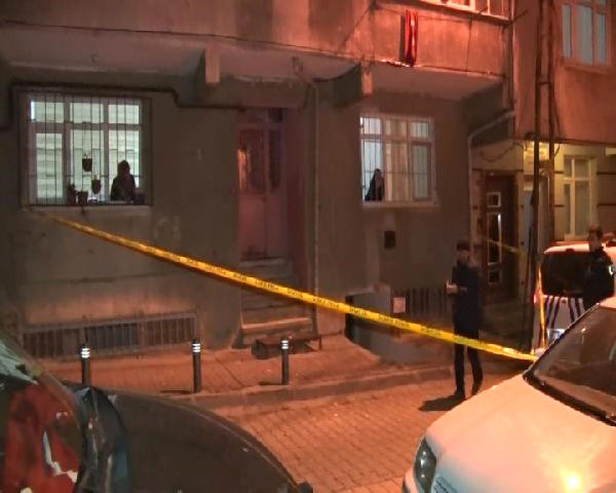 Küçükçekmece\'de 5 Katlı Binanın Girişine Ses Bombası Atıldı
