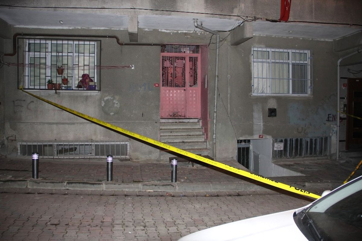 Küçükçekmece\'de Bir Binaya Ses Bombası Atıldı