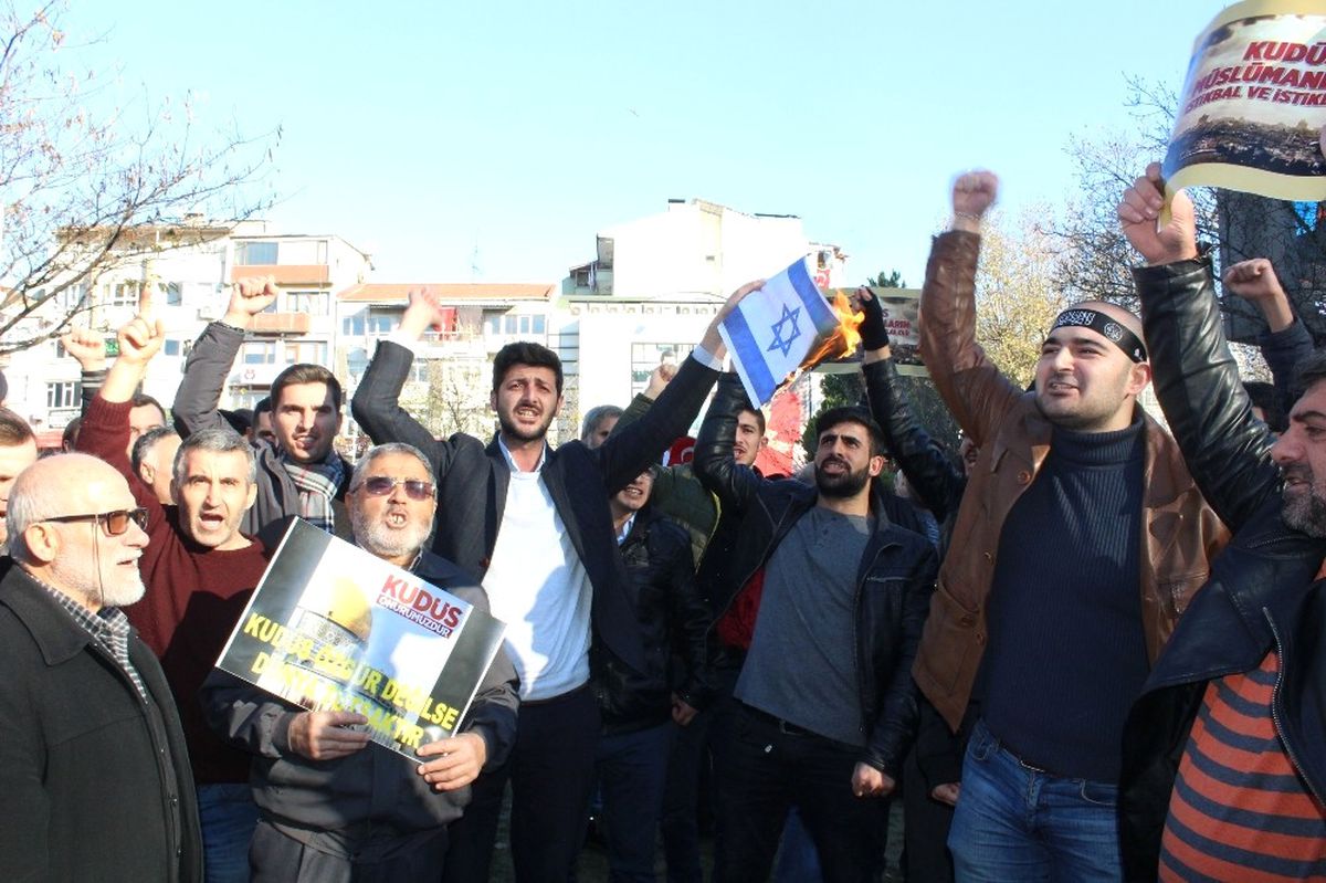 Kudüs Kararı Kocaeli\'de İsrail ve ABD Bayraklarını Yaktırdı