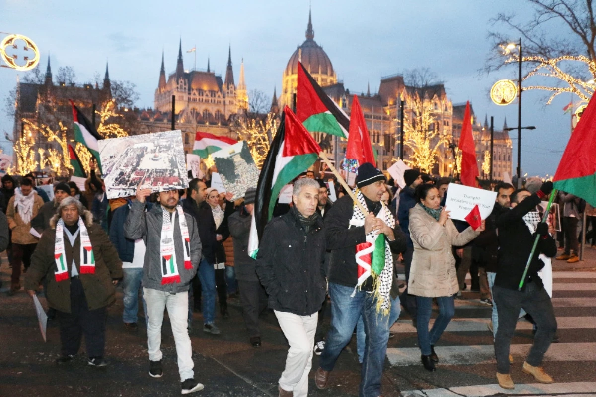 Macaristan\'da Trump ve İsrail Protestosu