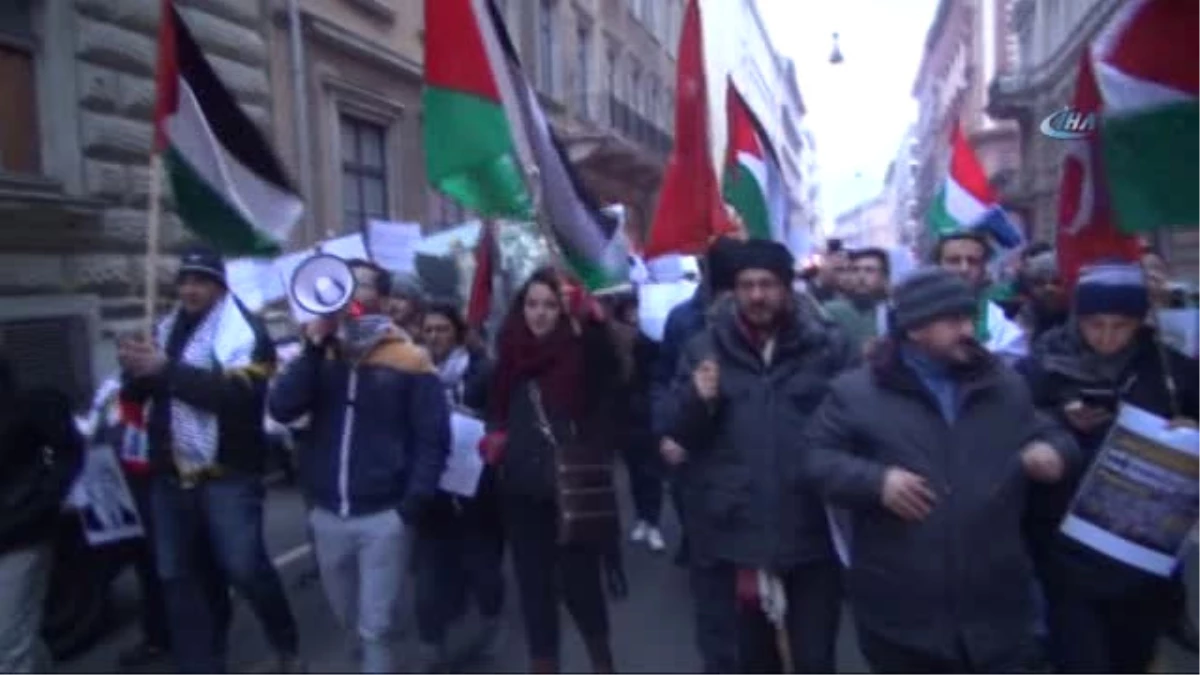 Macaristan\'da Trump ve İsrail Protestosu