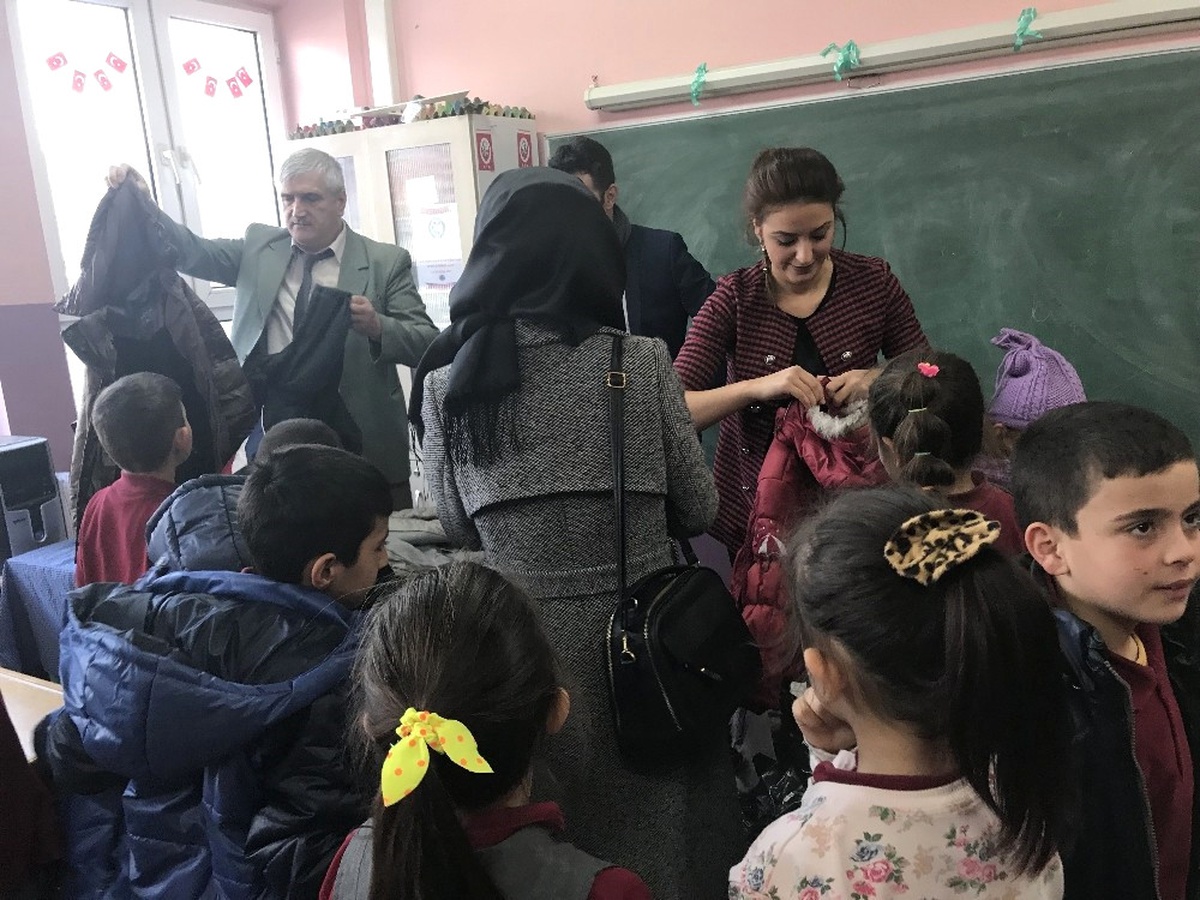 Öğrenciler Üşümesin Diye Köy Köy Dolaşıyorlar