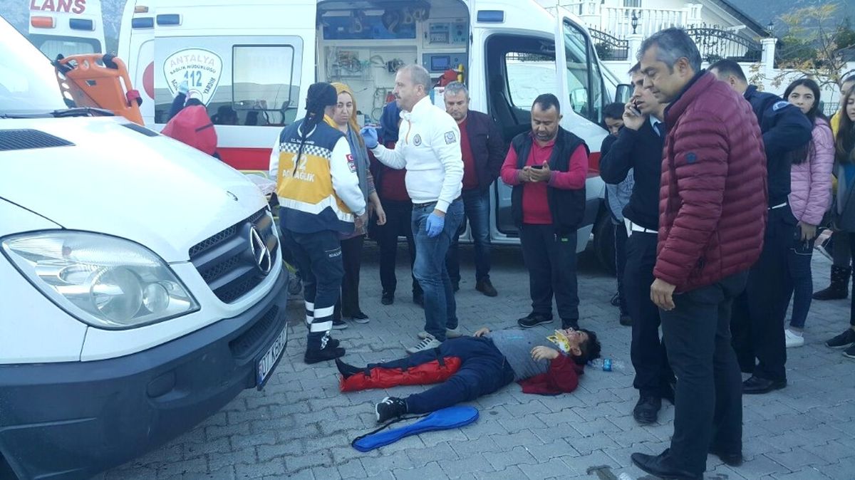 Okul Servisinin Çarptığı Öğrenci Yaralandı