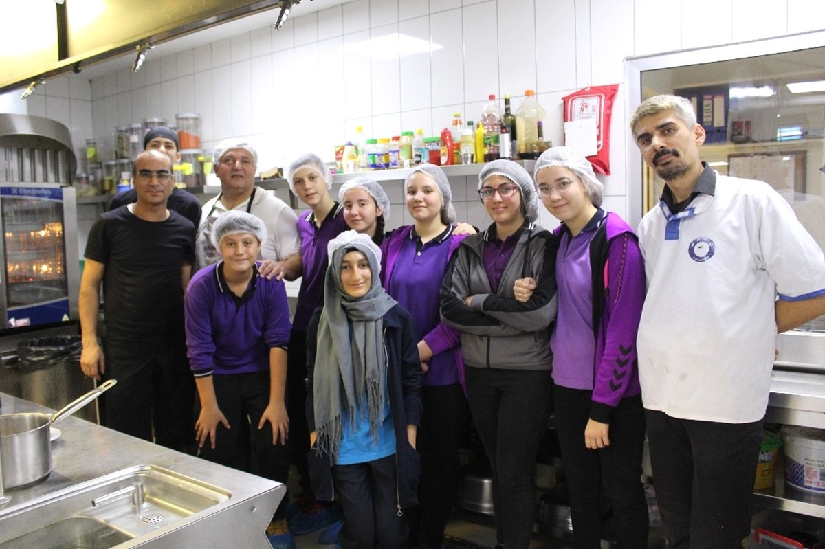 Okulda Yemekleri Anneleri Yaptı, Çocukları Yedi