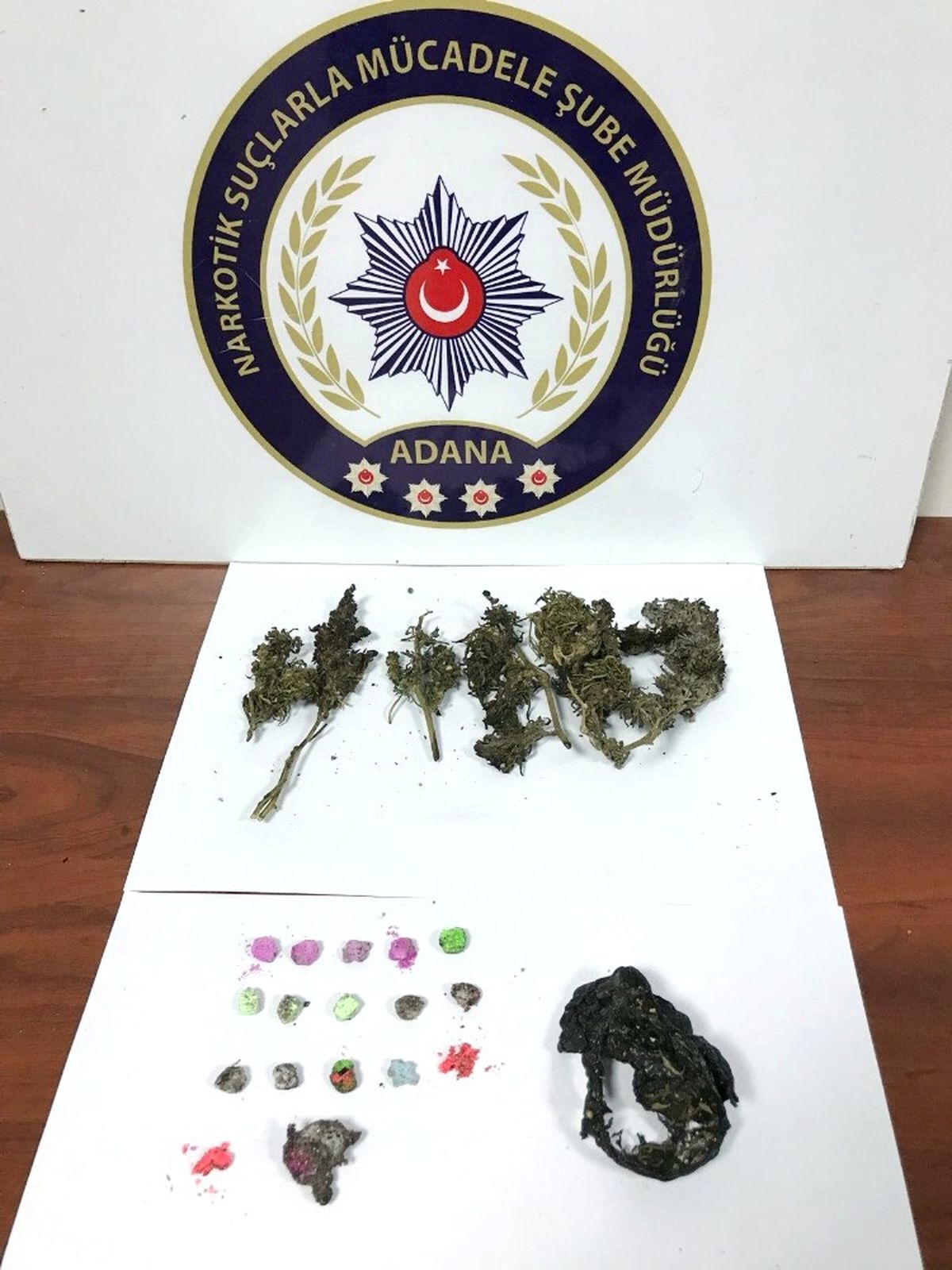 Polisi Görünce Torbacılar Uyuşturucuyu Sobaya Attı