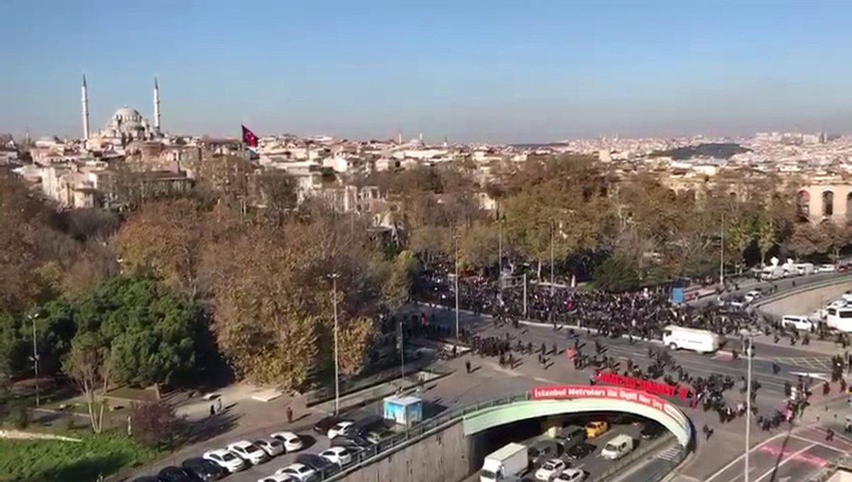 Saraçhane\'de Toplanan Binlerce Kişi Havadan Görüntülendi